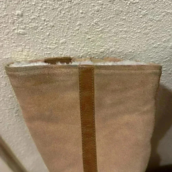 Fur lined boots. Size 8M - Picture 9 of 11